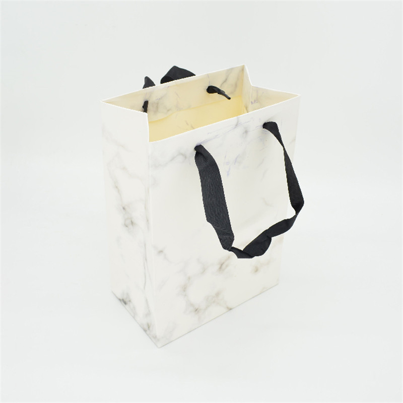 Wholesale BSCI SGS Recycled Paper Gift Bags Matt Lamination Eco Friendly from china suppliers