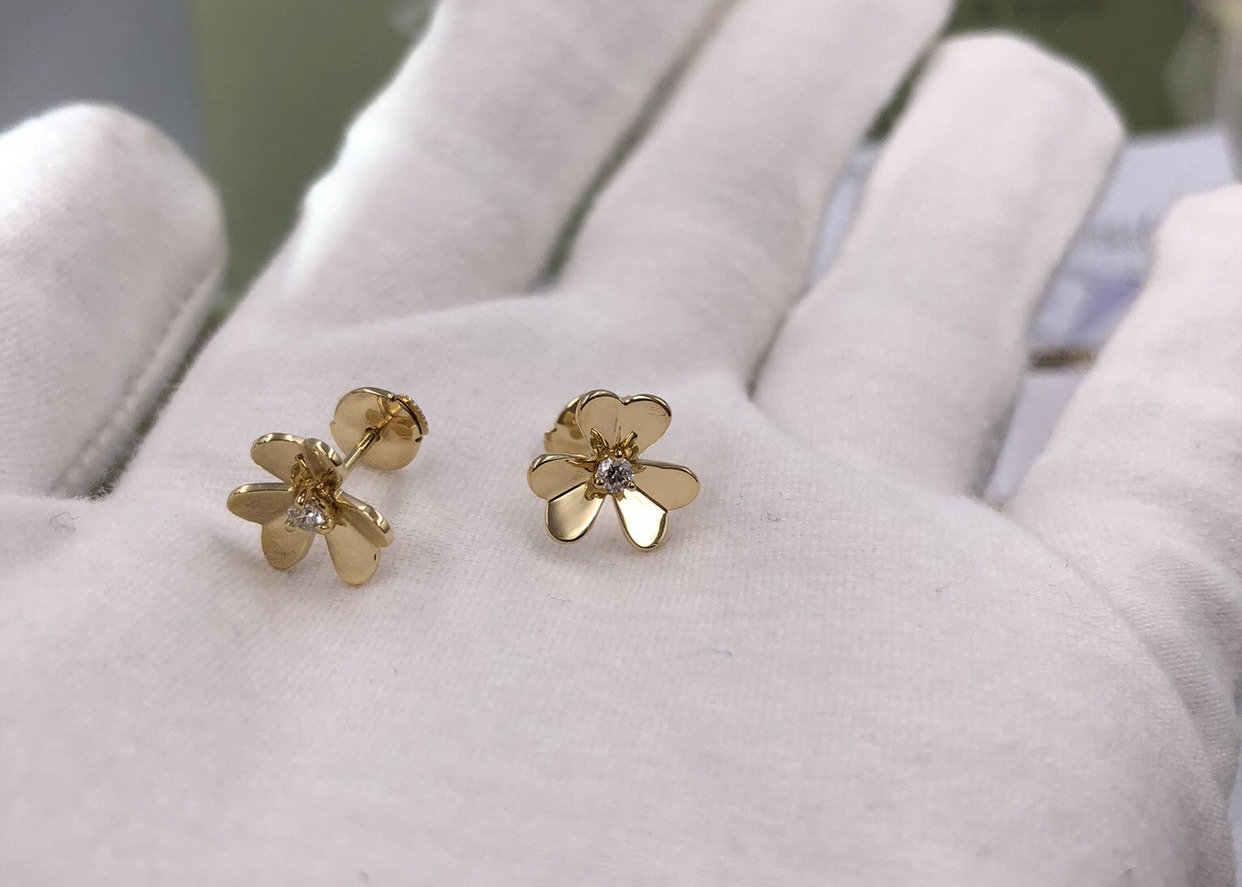 Wholesale Unique Luster Diamond 18K Gold Earrings With Heart Shaped Petal from china suppliers