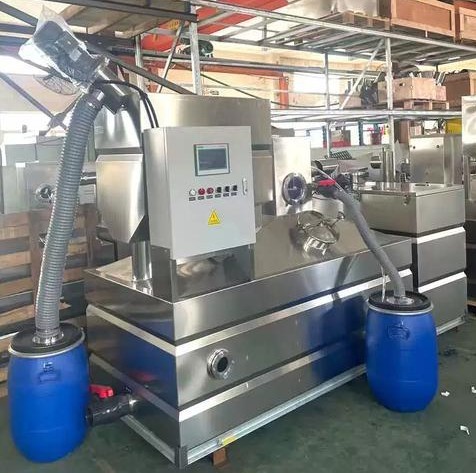 Gravity oil-water separator