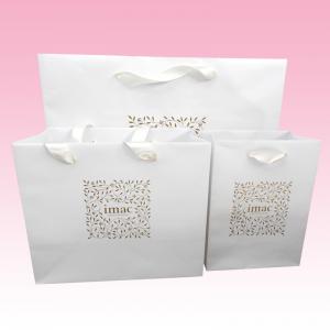 China custom white paper gift bags manufacturer with 300gsm art paper on sale