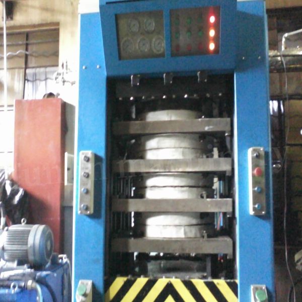 PLC Full Automatic Vulcanizing Machine Rubber Tire Vulcanizing Machine Customized