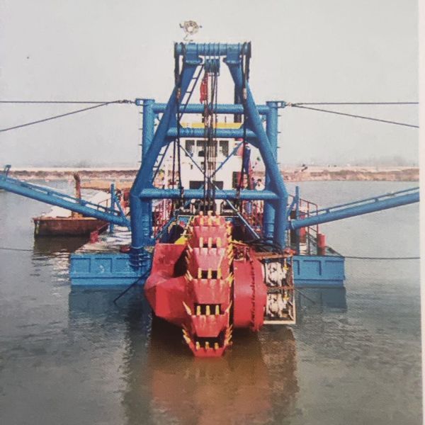 Diesel Cutter Suction Dredger 130Kw with Trailing Suction Hopper