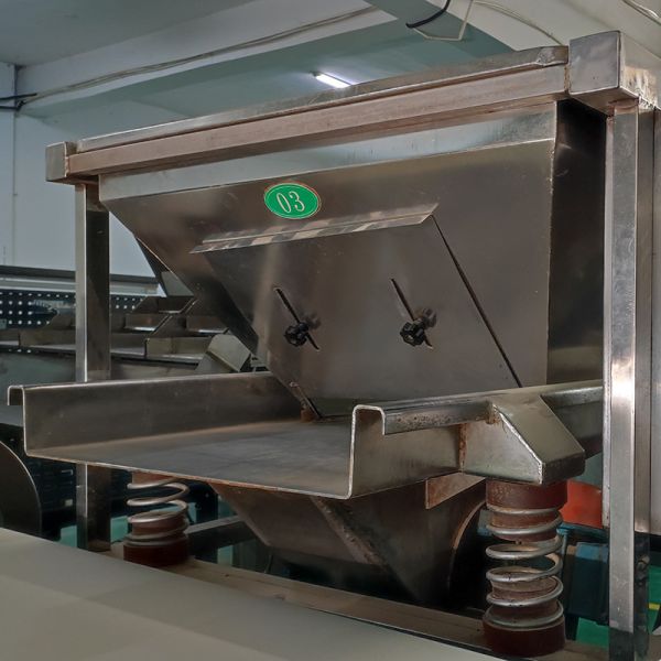 Touch screen plastic product AI color selection machine, with an accuracy rate of 95%