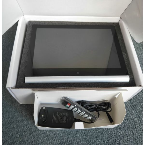 HD Digital High Resolution Digital Picture Frame 10'' Aluminium Material With Tempered Glass