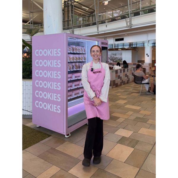 WEIMI Big Capacity Cookie Vending Machine With Elevator for Cookie & Bread Shop Owner