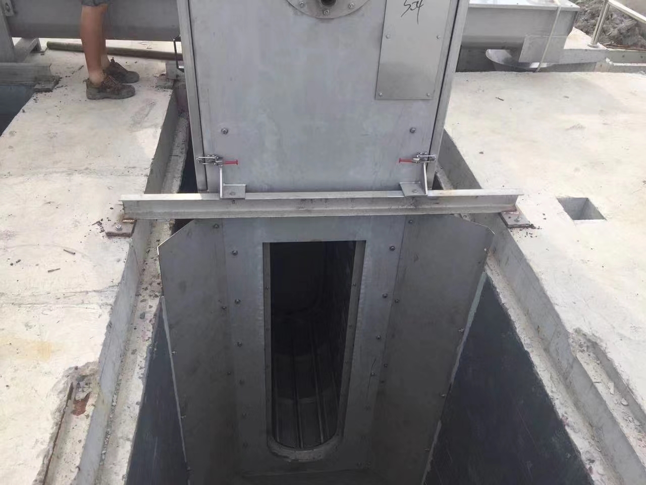 High Capture Rate Center Flow Band Screen with Space-Saving Design and Zero Carry-Over for Municipal Wastewater Treatment