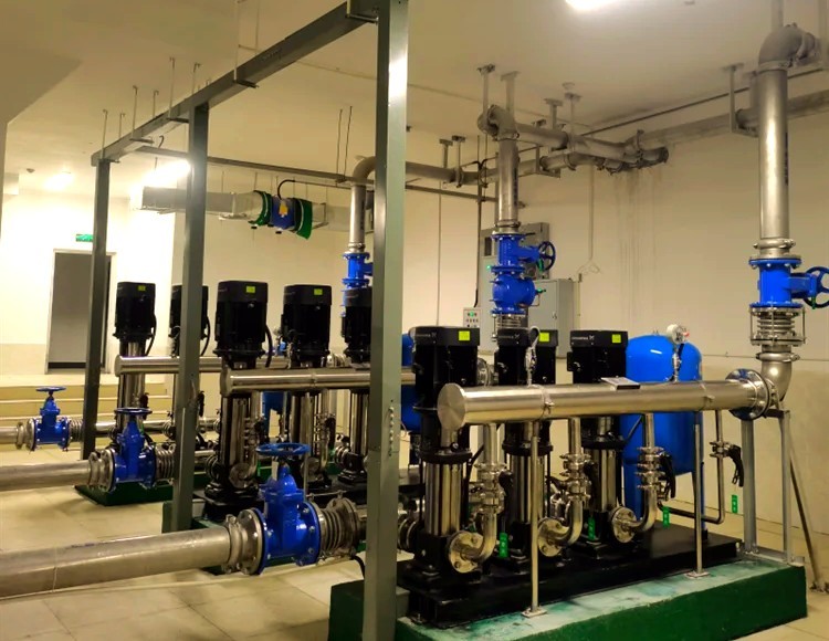 Constant temperature and pressure water supply system