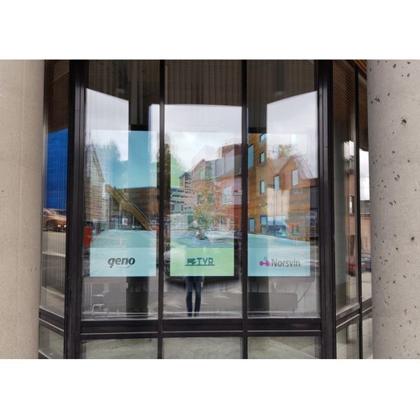 outdoor digital sign boards 65inch wall mounted 2000nits Sunlight Readable screen
