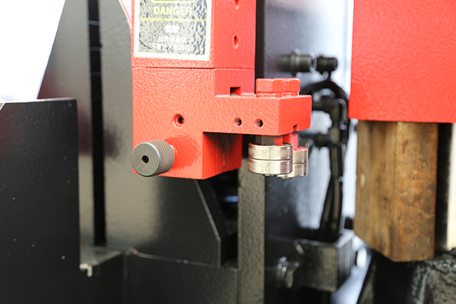 How do circular sawing machines achieve rapid and precision cutting in the manufacturing of auto parts?