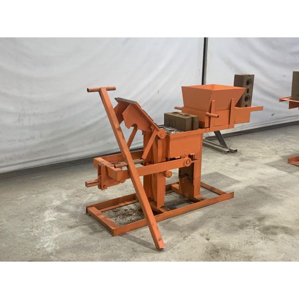 Factory Wholesale Automatic 2-Hole Concrete Cement Brick Making Machine Plastic Waste Processor Manufactured in China