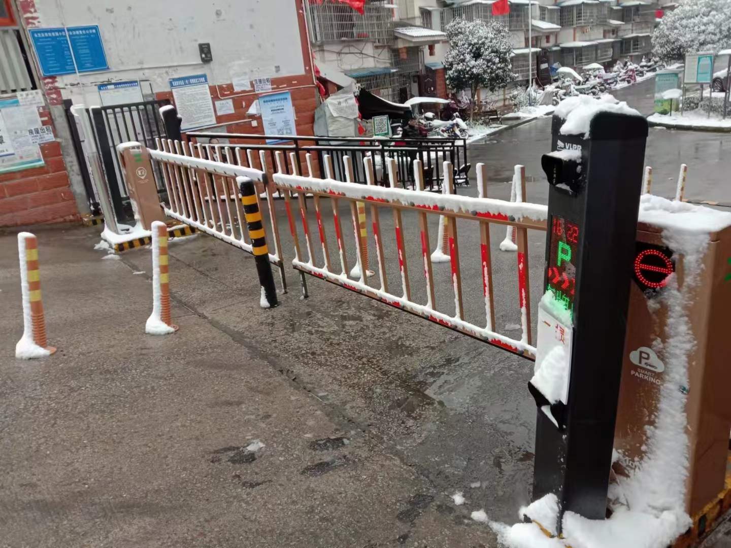 8m Extra Long Arm Boom Barrier Gate Standard RS485 Interface 24V DC Brushless Motor for Saudi Arabia Parking Management