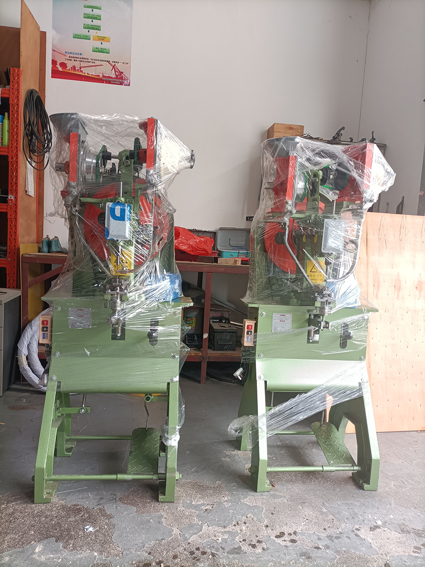 FOSHAN Footwear Machine Automatic Eyelet Machine for Shoe Eyelet Riveting Weight 230KG Machine Dimensions 550*600*1430mm