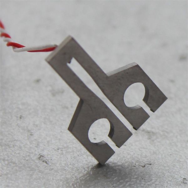 Customized pulse thermocompression welding head for molybdenum alloy and