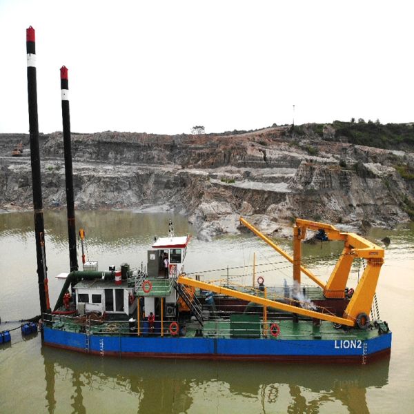 US 100000/Set Customized Diesel Enigne Hydraulic Dredger with Suction Pump and Anchor Rod