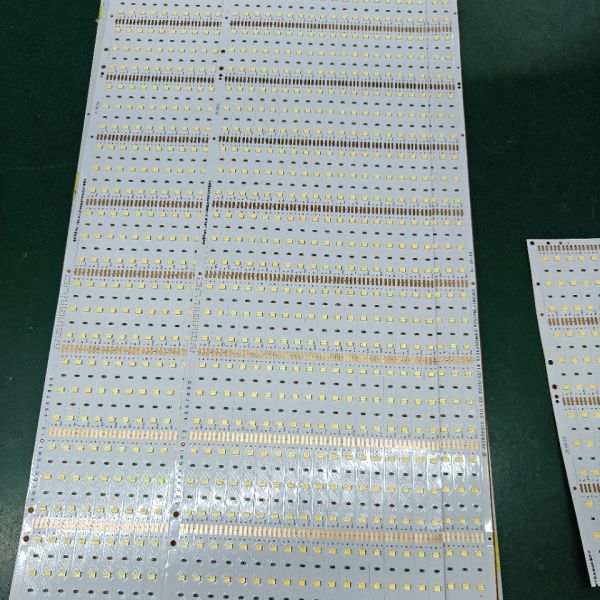 Automatic High Speed Precision 8/10/12 Head SMT Pick and Place Machine for Linear LED Light